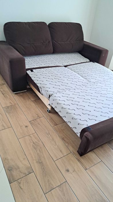 Bardzo wygodna sofa z funkcją spania i pojemnikiem na pościel