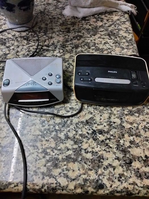 Rádios antigos entre outros eletrônicos para colecionadores