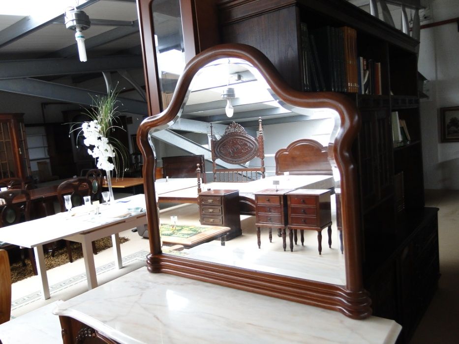 Cómoda antiga com tampo em pedra e espelho - óptimo estado