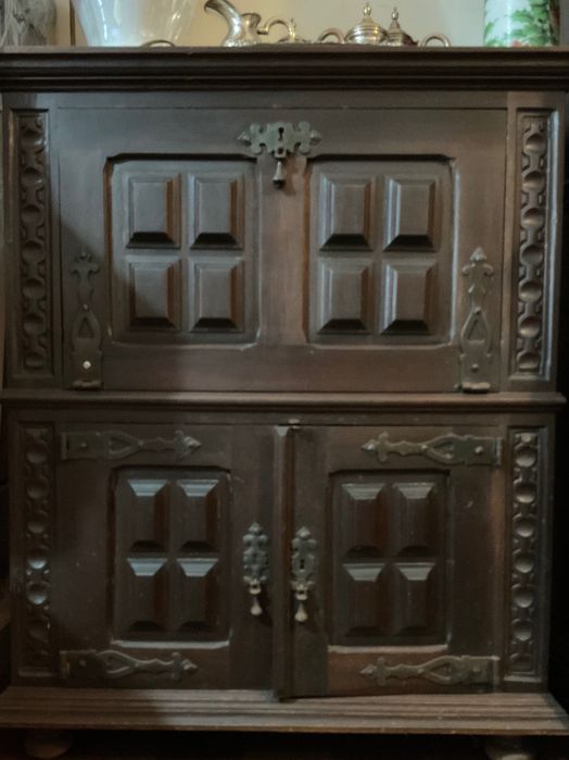 Móvel clássico em madeira garrafeira com portas