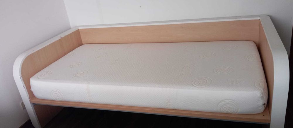 Cama de solteiro impecável