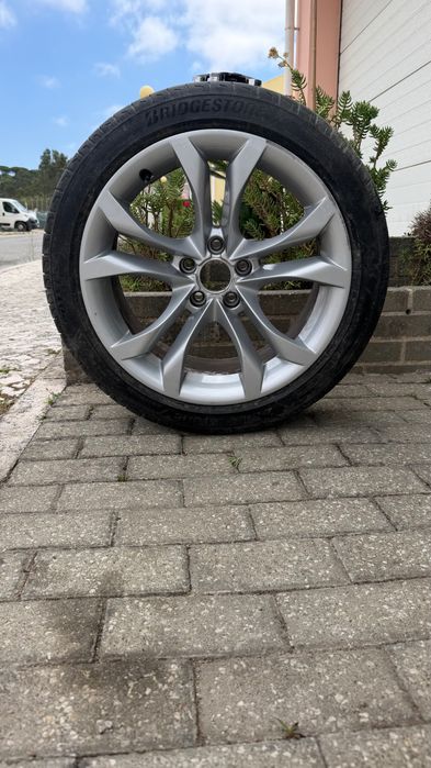 Para despachar jantes e pneus Audi S5
