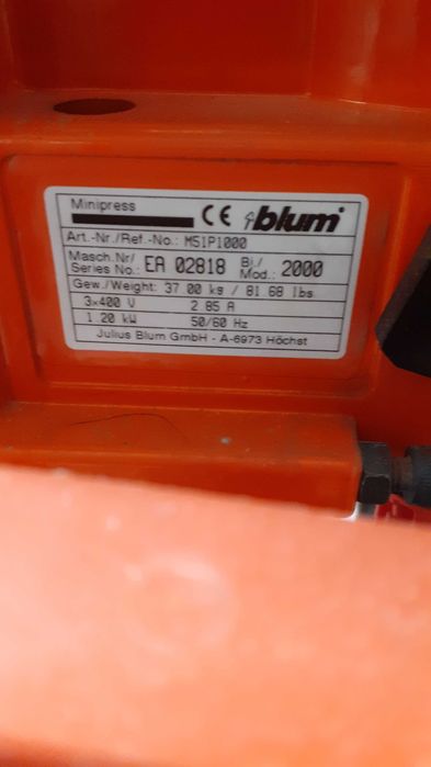 Maquina de aplicar dobradiças BLUM