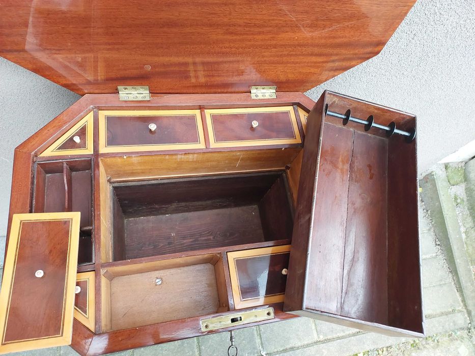 Stary finezyjny stolik niciak secesja mahoń  D096