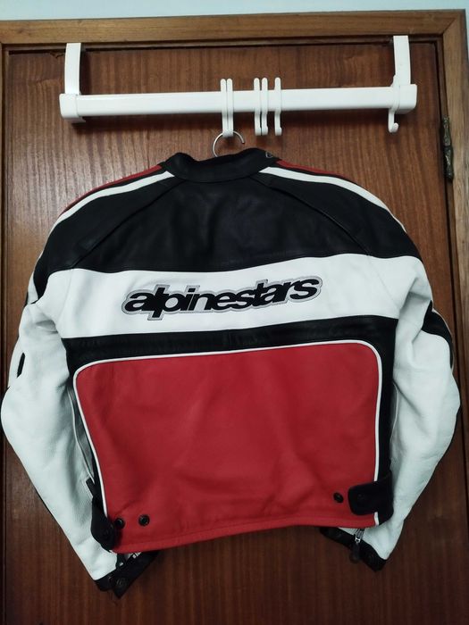 Casaco motard mulher em pele alpinestars, botas e capacete.