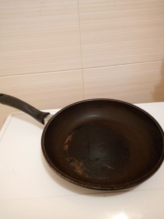 Продам большую сковородку с крышкой.