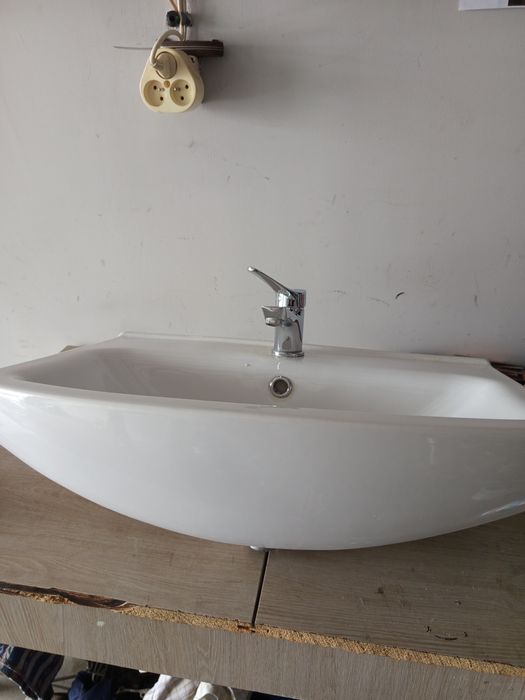 Umywalka wraz z baterią