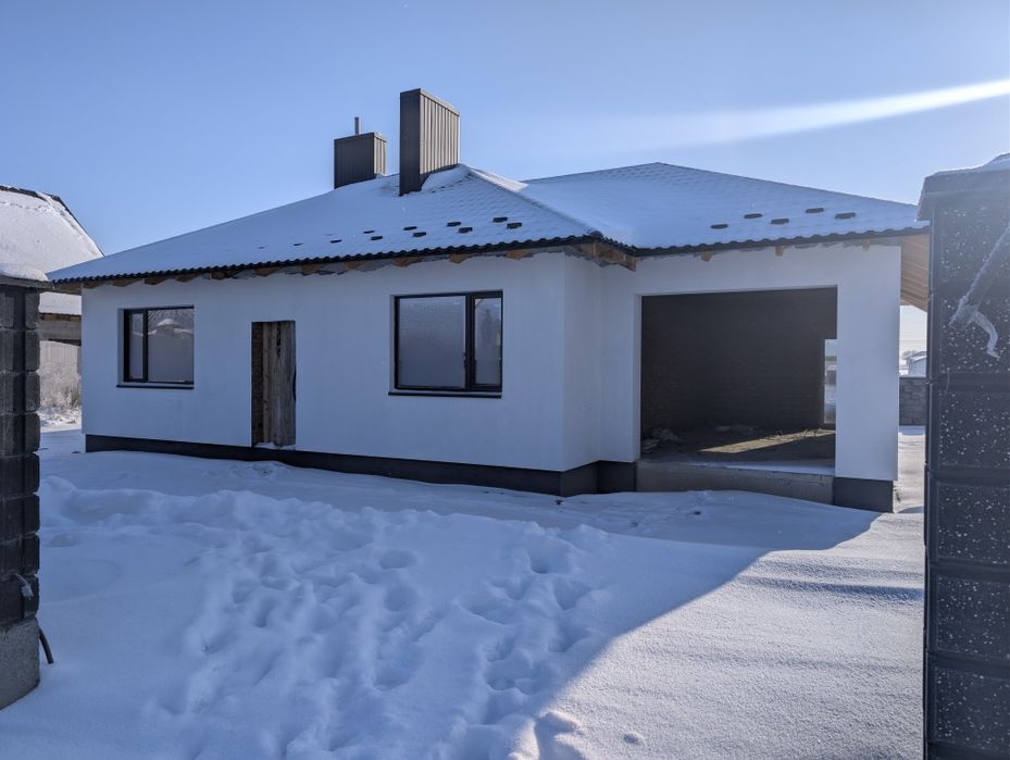 Просторий будинок біля міста