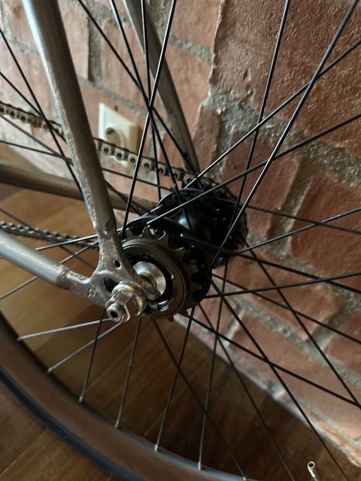 Bicicleta Fixie roda 29 single speed e cubo fixo, roda rotativa.