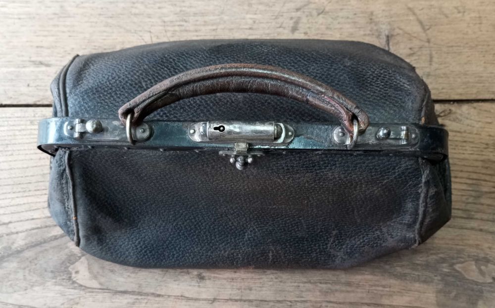Antiga mala de médico em couro