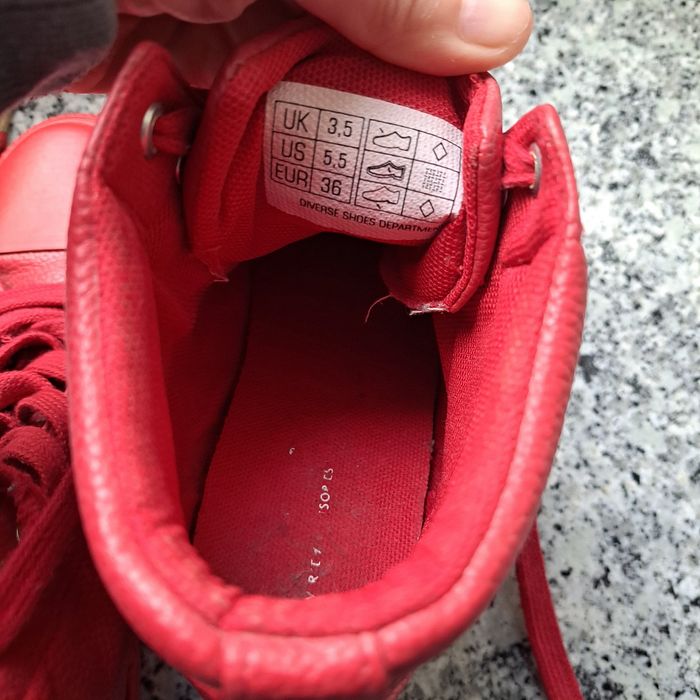 Czerwone botki za kostkę