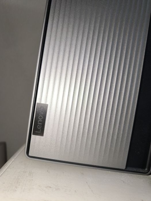 Torre LENOVO Ryzen 5 8Gb Ram + Monitor LG
