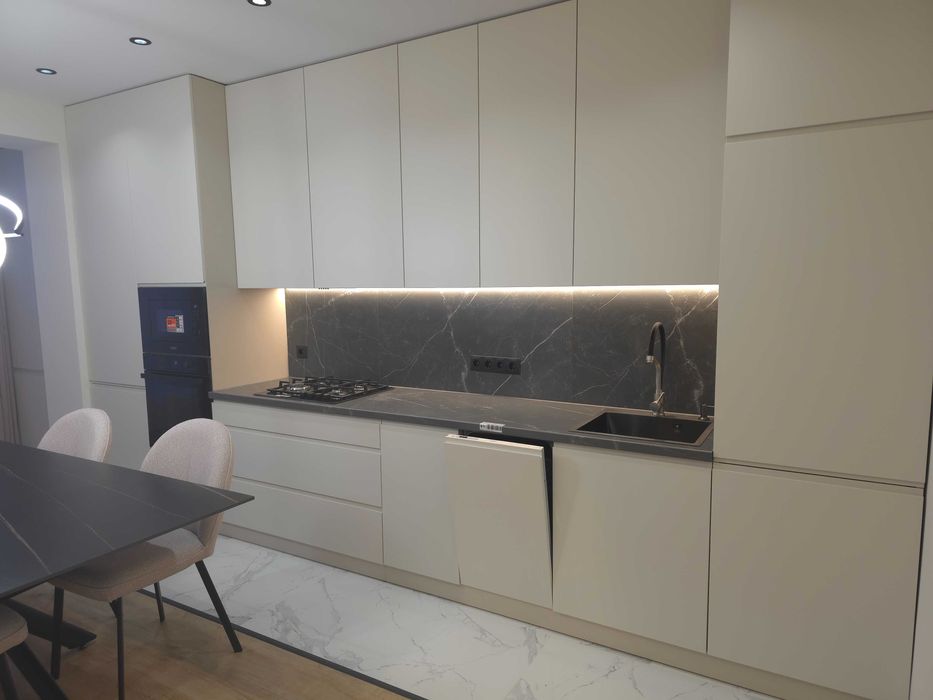 Центр, кухня-вітальня та дві окремі кімнати | Княгинин, техніка+меблі