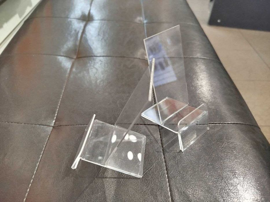 Акрилові підставки під мобільні аксесуари