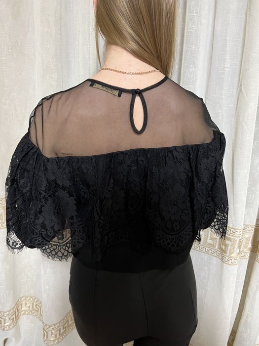 Блуза с открытыми плечами