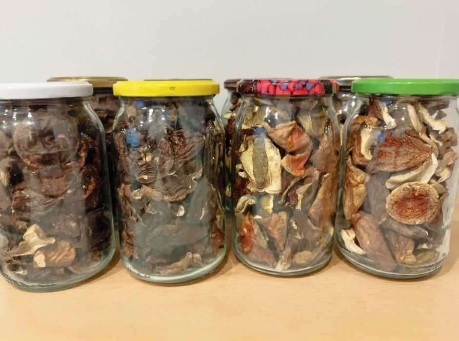 Grzyby marynowane maślaki,  gąski, grzyby suszone
