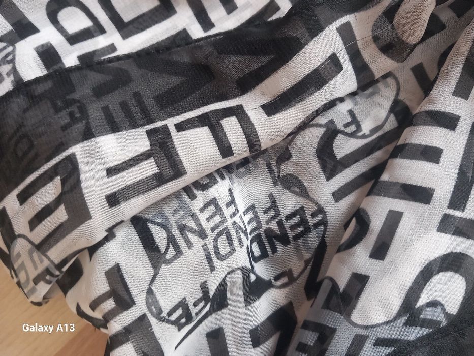 Fendi chusta damska cienka
