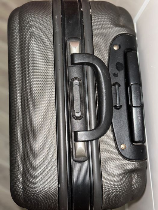 Продам свои чемоданы по ненадобности