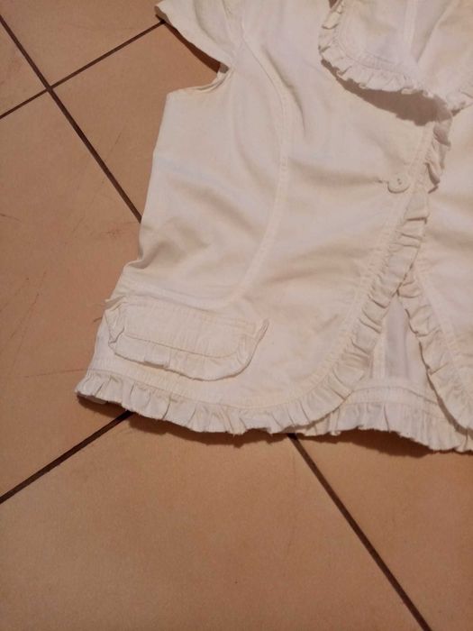 Taliowane białe bolerko.