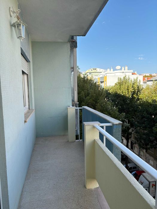 Luminoso T2 com Varanda e Excelente Localização no Centro de Almada