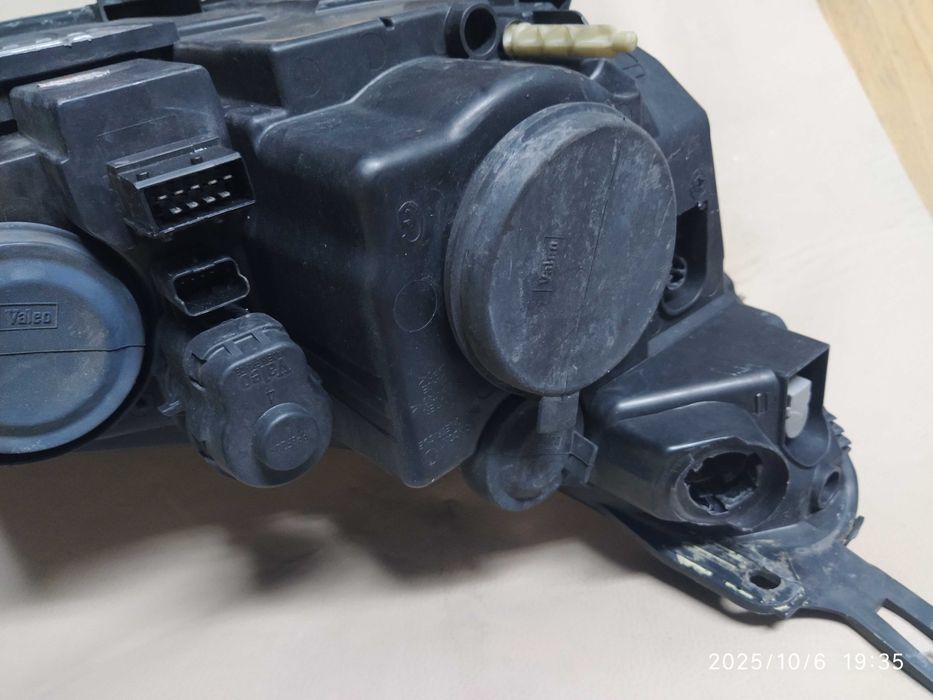 Vendo farol do CITROEN C5- lado esquerdo, o pisca não funciona,