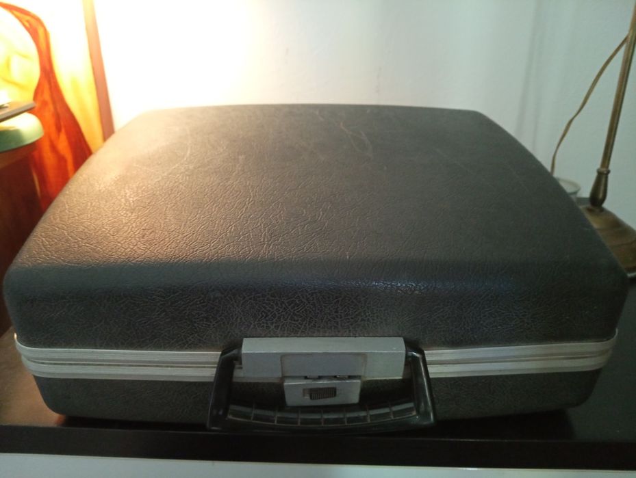 Maquina de escrever Messa 5000 c/ mala e estojo limpeza - Como Nova!*