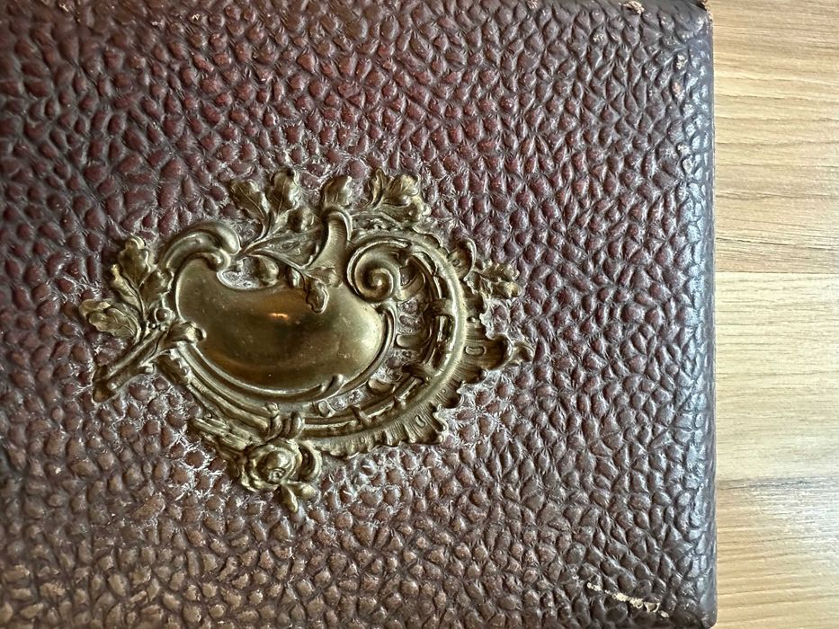 Dawny kolekcjonerski album na zdjęcia. Oprawa ze skóry.