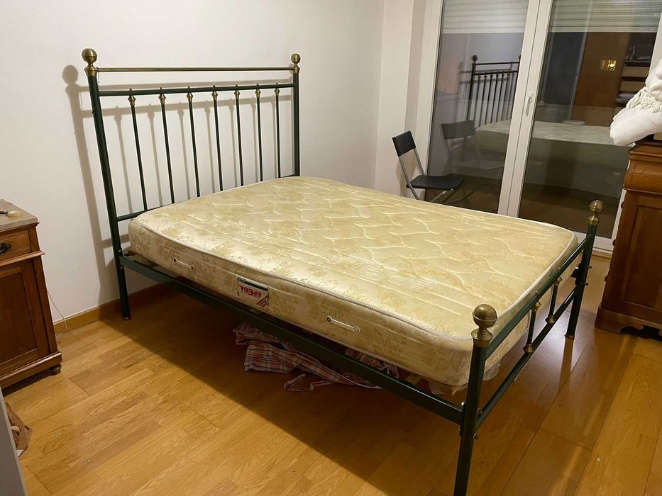 Vendo cama de latão, cor verde escuro com colchão