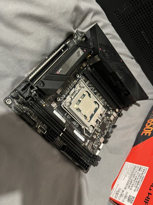 Zestaw Mini Itx. Plyta B650E-i, NZXT H1, Ryzen 5 7600