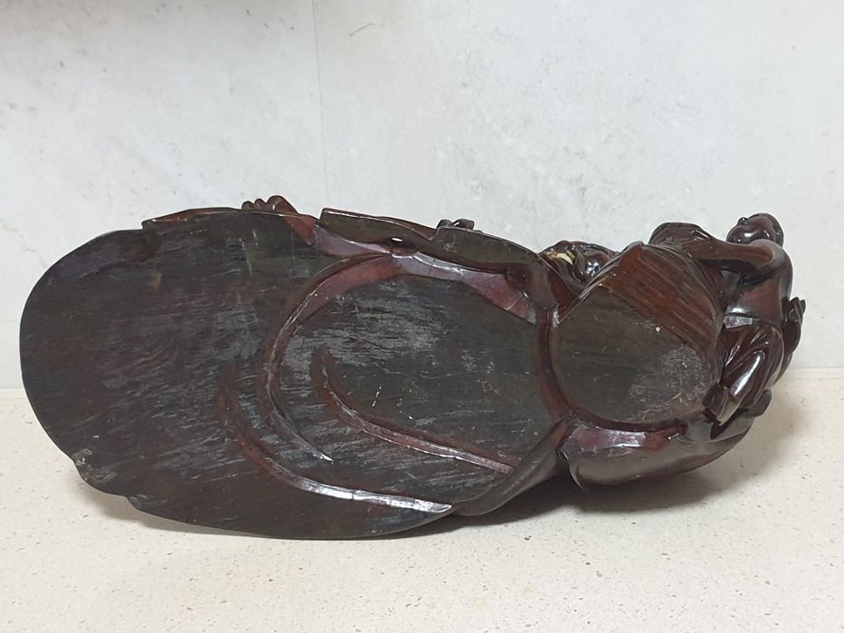 Grande antiga escultura de Buda deitado em madeira exótica esculpida