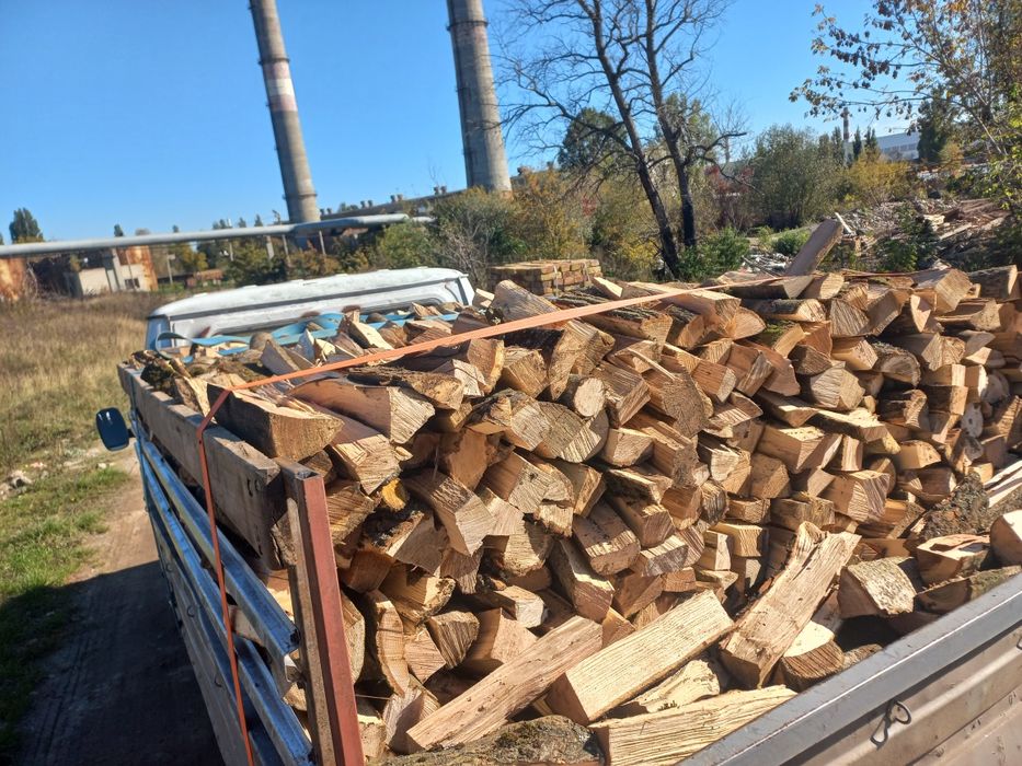 В наявності!!!Дрова колоті дуб та ясен укладені в машині чесний об'єм