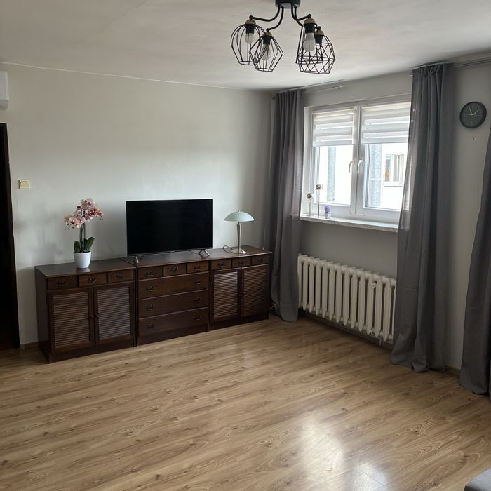 Do wynajęcia na przełomie września i października jasne, 2-pokojowe mieszkanie zlokalizowane na Kozanowie we Wrocławiu.