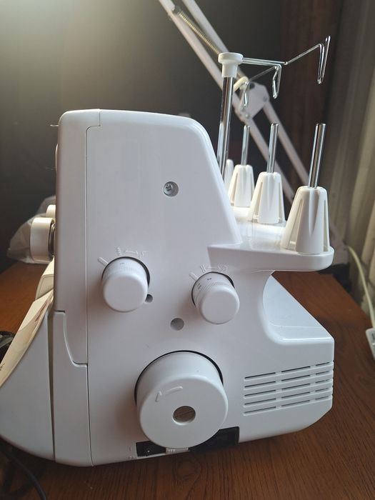 Продаю оверлок майже новий