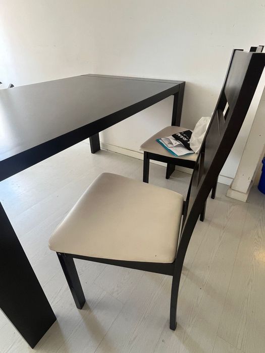 Mesa de jantar em madeira