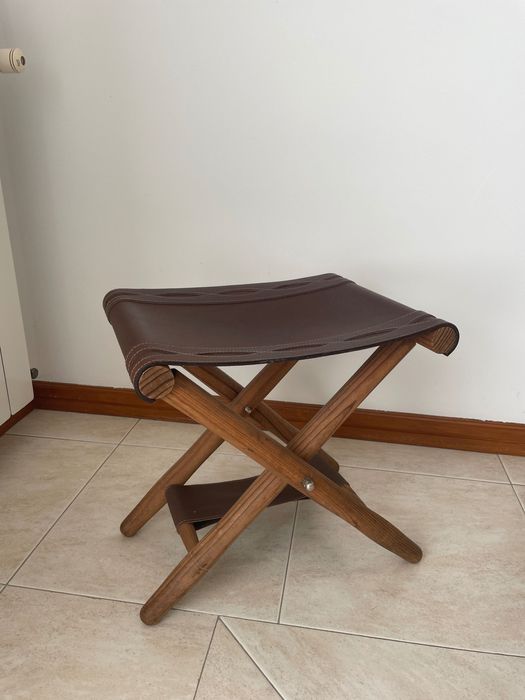 Banquinhos em Madeira e Pele