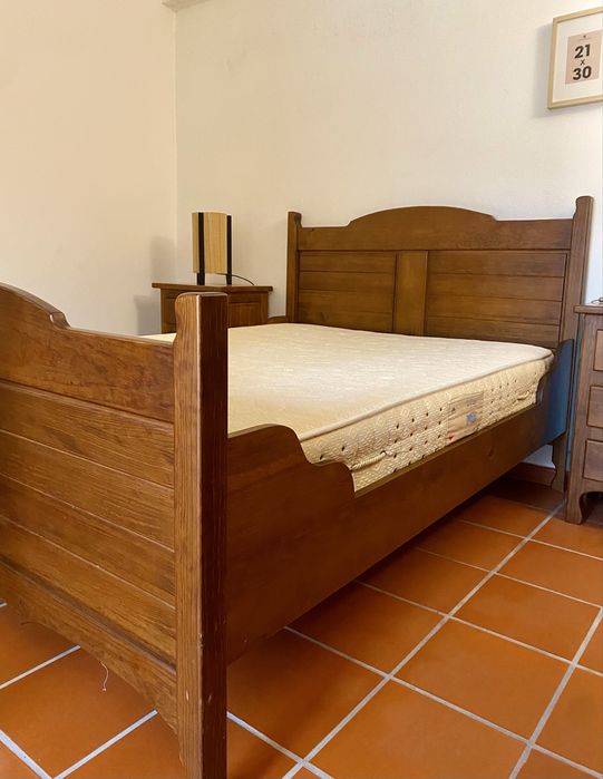 Cama de casal em madeira maciça + colchão 190x140cm - excelente estado