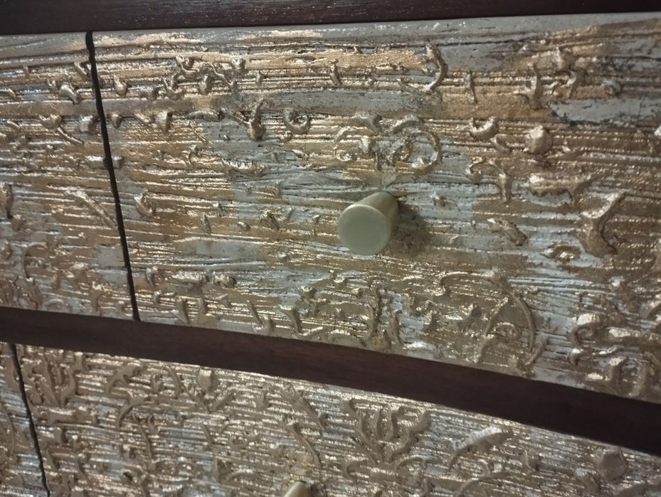 Cómoda decorada a folha de ouro