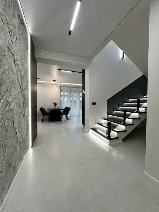 Продаж ОСОБНЯКА з якісним Авторським РЕМОНТОМ на початку Крихівців!