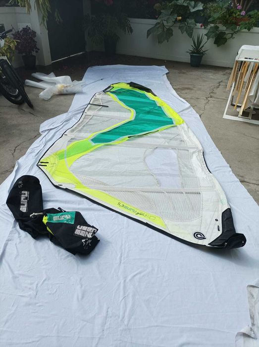 Várias velas de windsurf