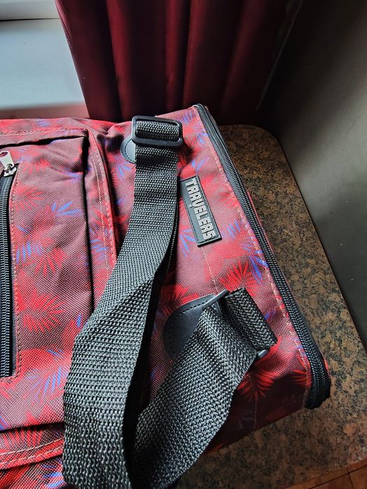 Сумка на колесах для речей та продуктів.