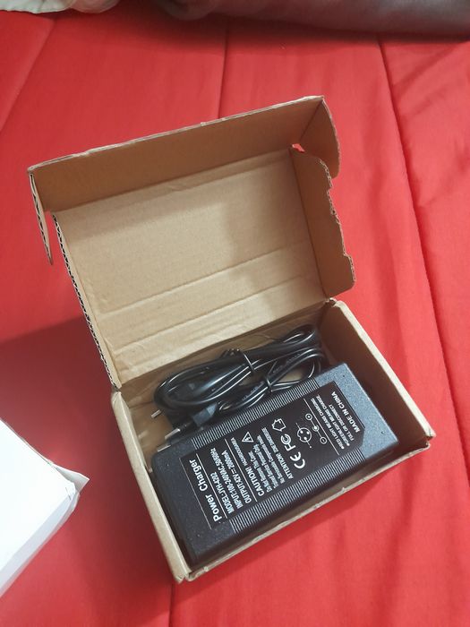 Carregador para trotinete 42v 2ah novo na caixa