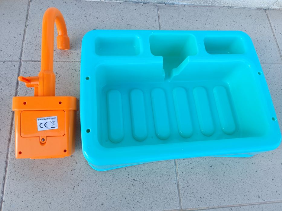 Brinquedo para lavar loiça com água