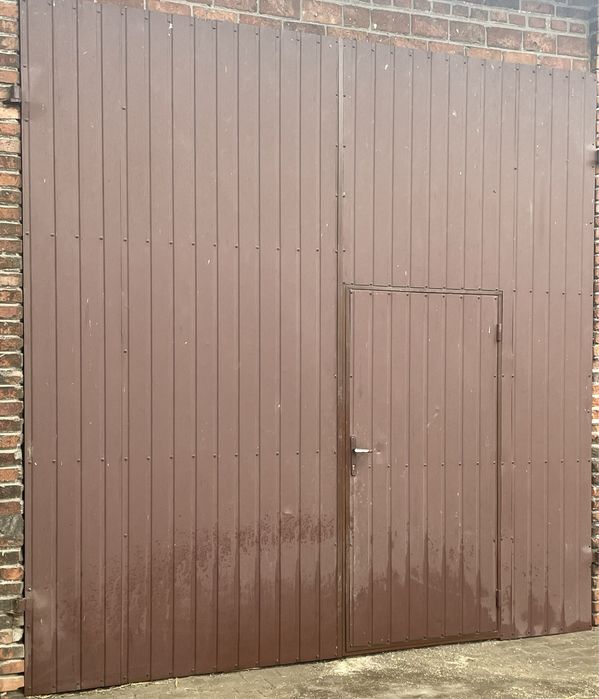 Oferuje robienie drzwi metalowych.