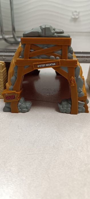 Zestaw Tomek i Przyjaciele Trackmaster z tunelem, drogą i przejazdem