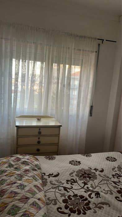 Aluga - se quarto , almada