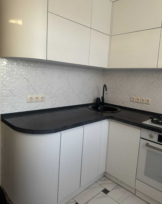 Продаж 2-к квартири в новобудові з власним паркомісцем. Техніка, меблі