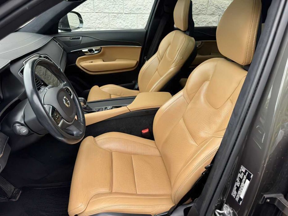 Volvo XC90 B5      2022