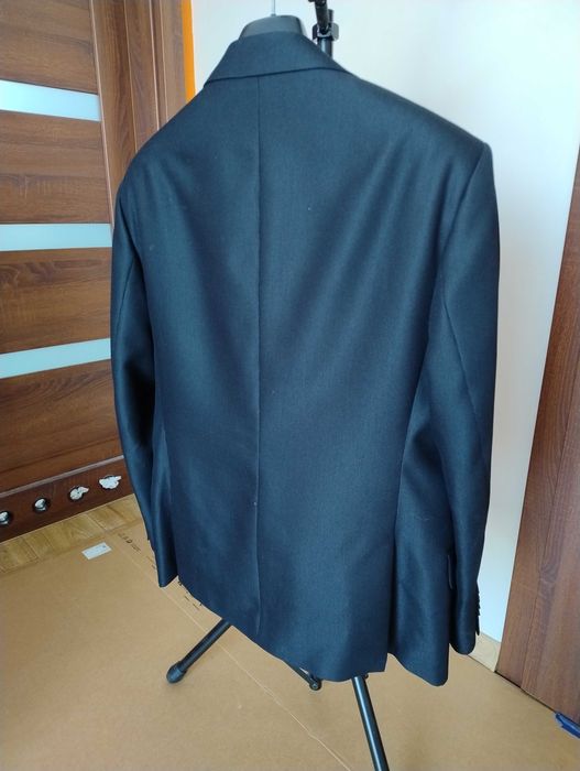 Młodzieżowy Garnitur czarny prążkowany na 170 cm Jak Nowy