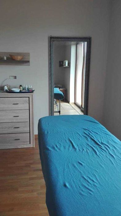 Stawianie baniek, Świecowanie uszu, Masaż olejkami,  Biorezonans.