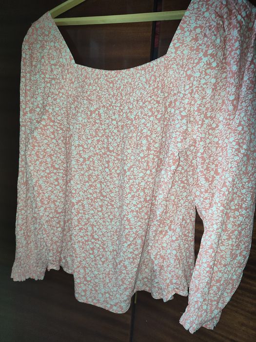 Блуза на дівчину з декольте